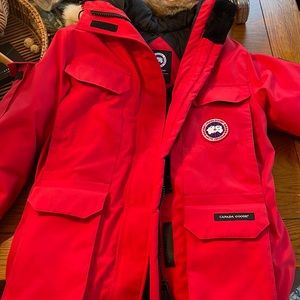 BARELY worn womens Canada goose expedition. I bought this ~4 winters ago
